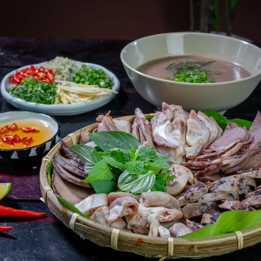 Bàn ăn tại Vũ Phi Khanh